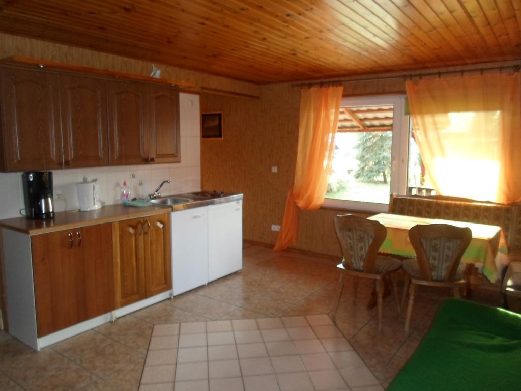 Center Angelos Bronkow Room photo